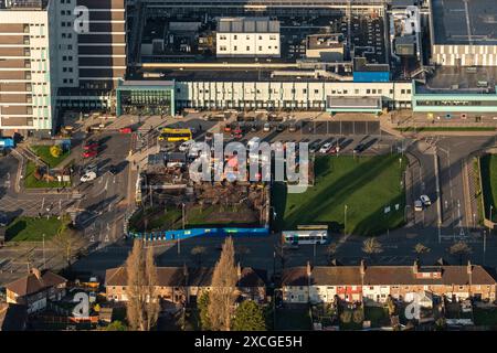 Luftbild des Liverpool Aintree University Hospital aus 1500 Fuß, das den Fortschritt der Bauarbeiten zeigt Stockfoto