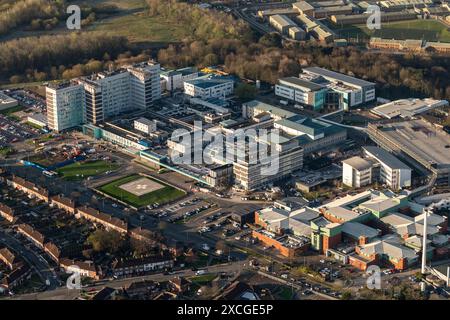 Luftbild des Liverpool Aintree University Hospital aus 1500 Fuß, das den Fortschritt der Bauarbeiten zeigt Stockfoto