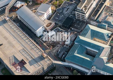 Luftbild des Liverpool Aintree University Hospital aus 1500 Fuß, das den Fortschritt der Bauarbeiten zeigt Stockfoto