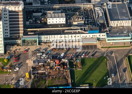 Luftbild des Liverpool Aintree University Hospital aus 1500 Fuß, das den Fortschritt der Bauarbeiten zeigt Stockfoto