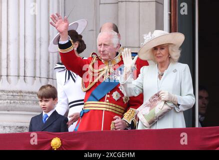 König Karl III. Und Königin Camilla winken, während Ihre Majestät eine Handtasche hält. Die königliche Familie umfasst König Karl III., Königin Camilla, Prinz William Prinz von Wales, Katharina Prinzessin von Wales, Prinz George, Prinzessin Charlotte und Prinz Louis, die an der Truppe der Farbe 2024 teilnehmen, die in diesem Jahr von der irischen Garde besetzt wird. Trooping the Colour feiert traditionell den offiziellen Geburtstag des Souveräns und zieht 1.400 Soldaten, 200 Pferde und 400 Musiker für König Karl III. Um die Veranstaltung endet mit einem RAF-Flieger, während die königliche Familie vom Balkon in Buckin aus beobachtet Stockfoto