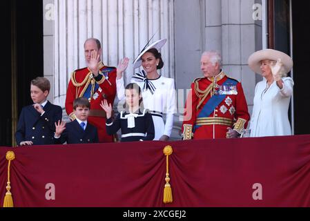 Die königliche Familie umfasst König Karl III., Königin Camilla, Prinz William Prinz von Wales, Katharina Prinzessin von Wales, Prinz George, Prinzessin Charlotte und Prinz Louis, die an der Truppe der Farbe 2024 teilnehmen, die in diesem Jahr von der irischen Garde besetzt wird. Trooping the Colour feiert traditionell den offiziellen Geburtstag des Souveräns und zieht 1.400 Soldaten, 200 Pferde und 400 Musiker für König Karl III. Um die Veranstaltung endet mit einem RAF-Flieger, während die königliche Familie vom Balkon im Buckingham Palace aus beobachtet. Stockfoto