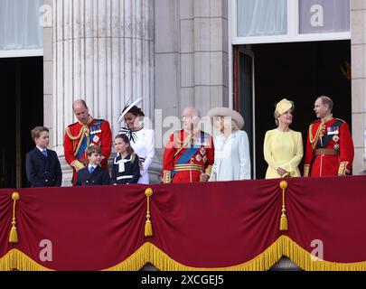 Die königliche Familie umfasst König Karl III., Königin Camilla, Prinz William Prinz von Wales, Katharina Prinzessin von Wales, Prinz George, Prinzessin Charlotte und Prinz Louis, die an der Truppe der Farbe 2024 teilnehmen, die in diesem Jahr von der irischen Garde besetzt wird. Trooping the Colour feiert traditionell den offiziellen Geburtstag des Souveräns und zieht 1.400 Soldaten, 200 Pferde und 400 Musiker für König Karl III. Um die Veranstaltung endet mit einem RAF-Flieger, während die königliche Familie vom Balkon im Buckingham Palace aus beobachtet. Stockfoto