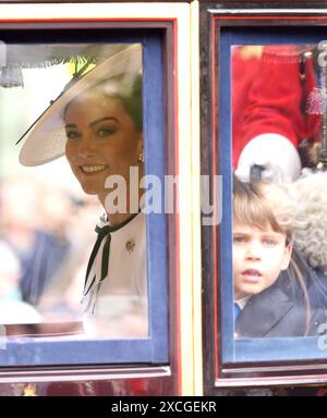 Die königliche Familie umfasst König Karl III., Königin Camilla, Prinz William Prinz von Wales, Katharina Prinzessin von Wales, Prinz George, Prinzessin Charlotte und Prinz Louis, die an der Truppe der Farbe 2024 teilnehmen, die in diesem Jahr von der irischen Garde besetzt wird. Trooping the Colour feiert traditionell den offiziellen Geburtstag des Souveräns und zieht 1.400 Soldaten, 200 Pferde und 400 Musiker für König Karl III. Um die Veranstaltung endet mit einem RAF-Flieger, während die königliche Familie vom Balkon im Buckingham Palace aus beobachtet. Stockfoto