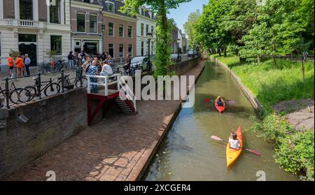 utrecht, niederlande, 19. Mai 2024: Kanus im Wasser von Nieuwegracht und Menschen im Freiluftcafé in der Altstadt von utrecht Stockfoto