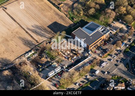 Luftbild des Freizeitzentrums Hough End, das die Grundarbeiten für die im Bau befindliche Erweiterung zeigt, aufgenommen aus 1500 Fuß Stockfoto