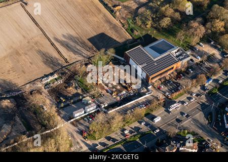 Luftbild des Freizeitzentrums Hough End, das die Grundarbeiten für die im Bau befindliche Erweiterung zeigt, aufgenommen aus 1500 Fuß Stockfoto