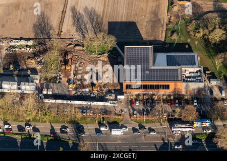 Luftbild des Freizeitzentrums Hough End, das die Grundarbeiten für die im Bau befindliche Erweiterung zeigt, aufgenommen aus 1500 Fuß Stockfoto