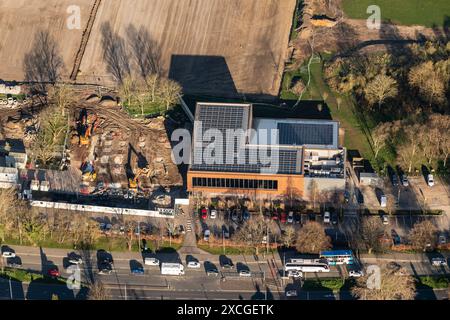 Luftbild des Freizeitzentrums Hough End, das die Grundarbeiten für die im Bau befindliche Erweiterung zeigt, aufgenommen aus 1500 Fuß Stockfoto