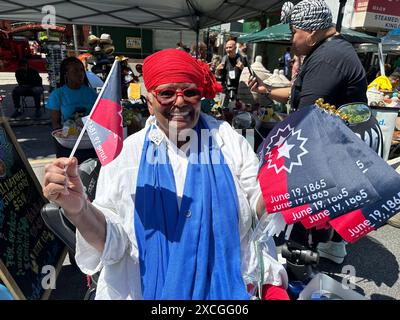 New York, N.Y. - 15. Juni 2024: Vendor Selling Flags beim 31. Jährlichen Harlem Juneteenth Celebration Parade and Street Festival, das von Masjid Malcom Shabazz organisiert wird. Juneteenth ist ein Bundesfeiertag, an dem das Ende der Sklaverei in den Vereinigten Staaten am 19. Juni 1865 angekündigt wurde, als Generalmajor Gordon Granger am Ende des Amerikanischen Bürgerkriegs die endgültige Durchsetzung der Emanzipationsproklamation in Texas anordnete. Stockfoto