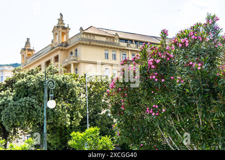 Blick auf das Wasser von Hotels an der Uferpromenade von Opatija, Kroatien Stockfoto