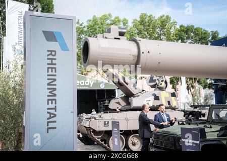 Eurosatory 2024 Rüstungsmesse Paris Frankreich Messestand der Firma RheinmetallEurosatory 2024 Rüstungsmesse Paris Frankreich Messestand der Firma Rheinmetall, Villepinte seine-Saint-Denis 93 France Parc des Expositions Paris Nord *** Eurosatory 2024 Armaments Fair Paris France Rheinmetall Stand Eurosatory 2024 Armaments Fair Paris France Rheinmetall Stand, Villepinte seine Saint Denis 93 France Parc des Expositions Paris Nord Stockfoto