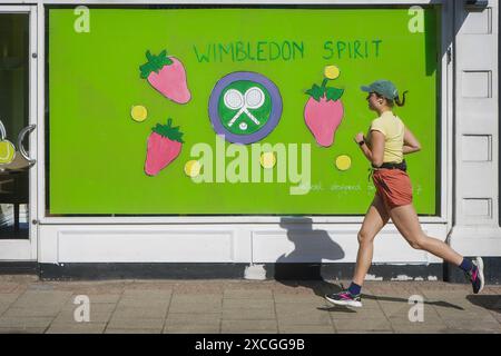 London, Großbritannien. 17. Juni 2024. Ein Schaufenster in der Wimbledon High Street, dekoriert von Alice im Alter von 7 Jahren mit dem Tennis-Thema Wimbledon Spirit und Erdbeeren in Vorbereitung auf die Wimbledon Meisterschaft . Der All England Lawn Tennis Club richtet das jährliche Tennisturnier der Wimbledon Championship 2024 aus, das am 1. Juli beginnt. Quelle: Amer Ghazzal/Alamy Live News Stockfoto