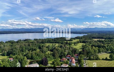 Bernried, Bayern, Deutschland 16. Juni 2024: Ein Sommertag bei Bernried Landkreis Weilheim-Schongau. Hier der Blick auf den Bernrieder Park, den Starnberger See und die Alpenkette im Hintergrund, Drohne *** Bernried, Bayern, Deutschland 16. Juni 2024 Ein Sommertag in der Nähe von Bernried Bezirk Weilheim Schongau hier der Blick auf den Bernrieder Park, den Starnberger See und die Alpenkette im Hintergrund, Drohne Stockfoto