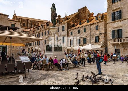 Touristen an der Ivan Gundulic Statue auf dem Gundulic Platz in Dubrovnik, Kroatien, Europa | Touristen am Denkmal des Dichters Ivan Gundulić auf Gundu Stockfoto