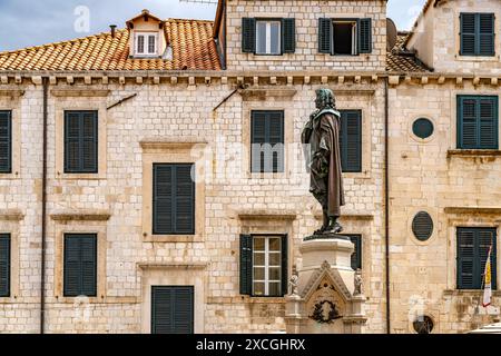 Ivan Gundulic Statue auf dem Gundulic Platz in Dubrovnik, Kroatien, Europa | Denkmal des Dichters Ivan Gundulić auf dem Gundulić Platz in Dubrovnik, Kroatien, Stockfoto