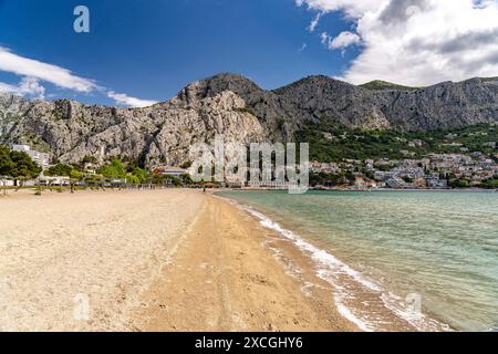 Der Strand Velika Plaza in Omis, Kroatien, Europa | Velika Plaza Beach in Omis, Kroatien, Europa Stockfoto