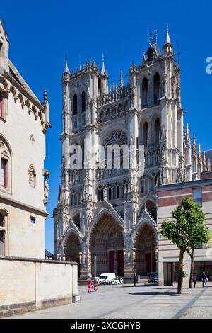 Amiens, Frankreich – Mai 30 2020: Die Kathedrale von Amiens (französisch Basilique Cathédrale Notre-Dame d’Amiens) ist eine römisch-katholische Kirche in der Altstadt. Stockfoto