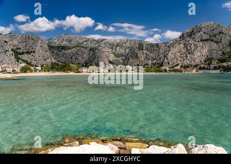 Der Strand Velika Plaza in Omis, Kroatien, Europa | Velika Plaza Beach in Omis, Kroatien, Europa Stockfoto