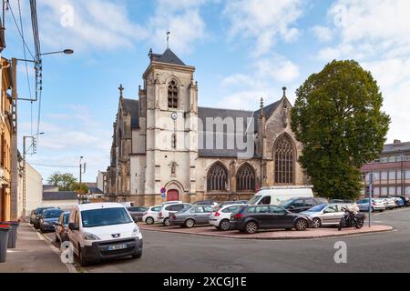 Abbeville, Frankreich - 12. September 2020: Die Kirche Saint-Sépulcre ist eine gotische Stiftskirche aus dem elften Jahrhundert im historischen Herzen der Altstadt Stockfoto