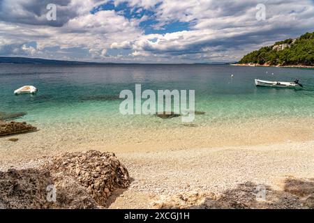 Der Strand Velika Plaza in Omis, Kroatien, Europa | Velika Plaza Beach in Omis, Kroatien, Europa Stockfoto