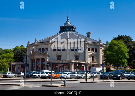 Amiens, Frankreich - Mai 30 2020: Der Zirkus Jules-Verne befindet sich am Place Longueville. Das Gebäude wurde 1889 vom Architekten Emile Ricquier erbaut und hieß CI Stockfoto