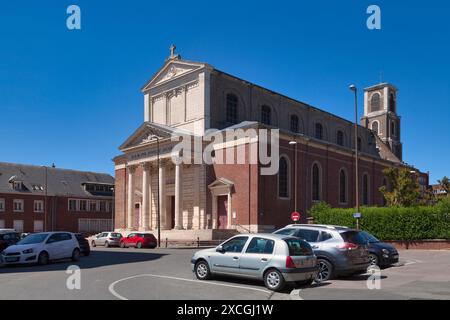 Amiens, Frankreich - 29. Mai 2020: Die Kirche Saint-Jacques ist eine katholische Kirche mit neoklassizistischer Architektur im Stadtzentrum. Stockfoto