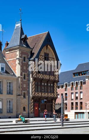 Amiens, Frankreich - 29. Mai 2020: Gegenüber der Kathedrale von Amiens, an der Ecke des Vorhofs und der Rue André, ein so genanntes altes Fachwerkhaus, das Amiens Stockfoto