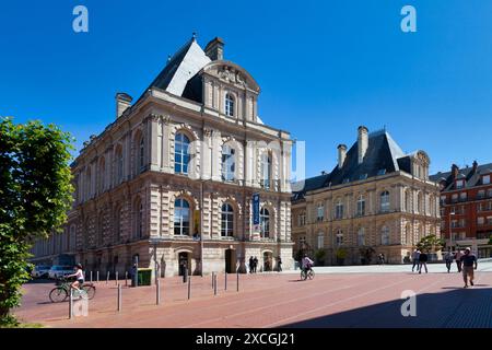 Amiens, Frankreich - 29. Mai 2020: Das Rathaus von Amiens ist ein Gebäude aus dem 18. Und 19. Jahrhundert, in dem die politischen und administrativen Dienste der Stadt untergebracht sind Stockfoto