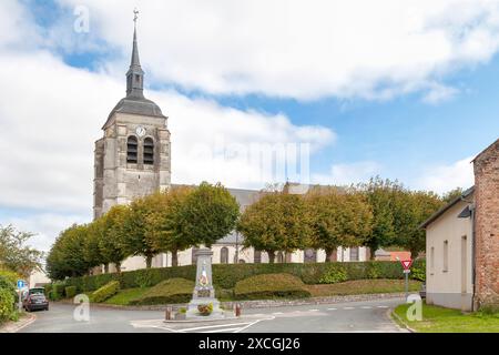 Fienvillers, Frankreich - 12. September 2020: Die Kirche Notre-Dame-de-l'Assomption wurde im 18. Jahrhundert erbaut. Das Schiff wurde auf den Fundamenten errichtet Stockfoto