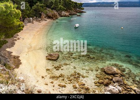Der Strand Velika Plaza in Omis, Kroatien, Europa | Velika Plaza Beach in Omis, Kroatien, Europa Stockfoto