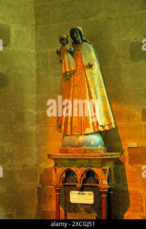 Mont Saint-Michel, Frankreich - 13. Oktober 2012: Statue de la Vierge Noire de Notre-Dame du Mo Stockfoto
