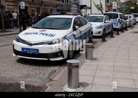 Istanbul, Türkei - 09. Mai 2019: Eine Reihe von Autos der Trafik polisi (Verkehrspolizei) parkt auf einer Straße. Stockfoto