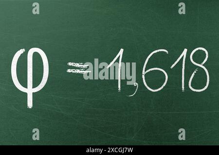 Phi-Nummer handgeschrieben auf der Tafel. Mathematische Konstanten. Mathematikausbildung Stockfoto