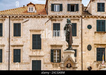 Ivan Gundulic Statue Ivan Gundulic Statue auf dem Gundulic Platz in Dubrovnik, Kroatien, Europa Denkmal des Dichters Ivan GunduliÄ auf dem GunduliÄ Platz in D Stockfoto