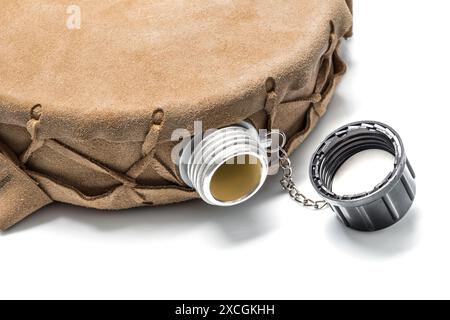 Runde Wasserflasche Kantine isoliert auf weißem Hintergrund. Vintage-Armeekolben Stockfoto
