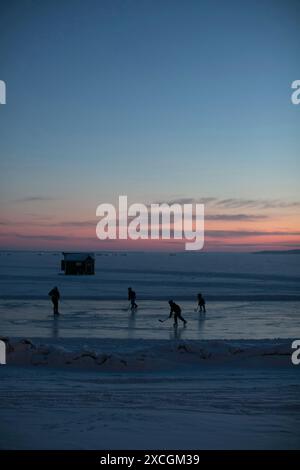 In der Pause beim Eisfischen in Minnesota spielen Angler Eishockey. Stockfoto