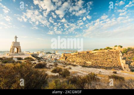 Jesus Christus Statue und Alcazaba, Almeria, Spanien Stockfoto