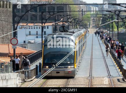 PORTO, PORTUGAL - 24. APRIL 2024: U-Bahn auf der Brücke Luis 1 in Porto, Portugal Stockfoto