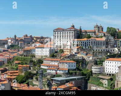 PORTO, PORTUGAL - 24. APRIL 2024: Blick auf das Stadtzentrum von Porto von der Brücke Luis 1. Stockfoto