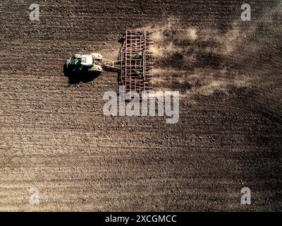 Pflugfeld des Traktors, Draufsicht Stockfoto