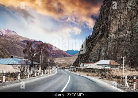 Landschaft mit gewundenen Militärstraßen in Georgia über Canyon Stockfoto