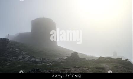 Nebelgebirge mit alten verlassenen Observatorien auf dem Pip Ivan in Karpaten Stockfoto