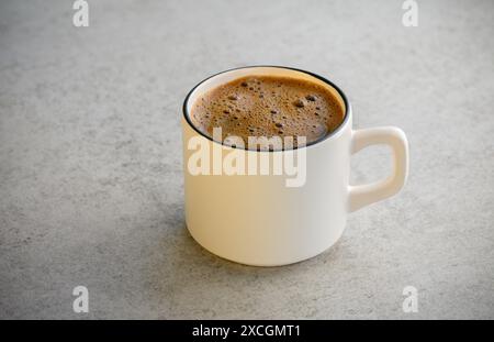 Eine Tasse türkischer Kaffee aus Kaffeebohnen, 1 Stockfoto