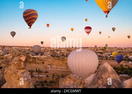 Bunte Heißluftballons, die am Festival am Sonnenuntergang teilnehmen Stockfoto