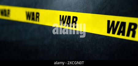 Warnung Gelber Bandstreifen Mit War-Text Als Warnung Millitärkonflikt Stoppen. Konzept Von Invasion, Gefahr Und Wahrheit Stockfoto