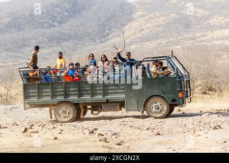 Ein großes 20-Sitzer-Galopp-Safari-Fahrzeug voller Wildbeobachter im trockenen und staubigen Ranthambore-Nationalpark, Rajasthan, Nordindien Stockfoto