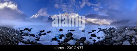 Erkundung von Eishöhlen und moulins am Gorner Gletscher in der Schweiz. Fotos, die auf zwei Expeditionen vom November 2012 und August 2013 aufgenommen wurden Stockfoto