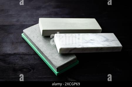 Messerschärfstein Set Für Küchenmesser Liegt Auf Dunklem Tisch Stockfoto