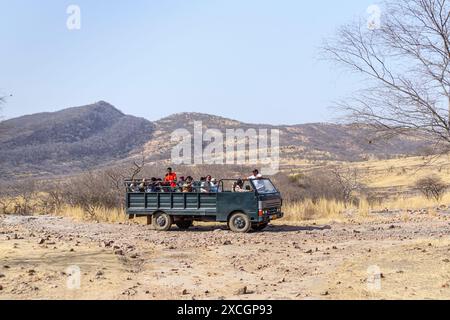 Ein überfülltes 20-Sitzer-Galopp-Safari-Fahrzeug voller Wildbeobachter im Ranthambore-Nationalpark, Rajasthan, Nordindien Stockfoto